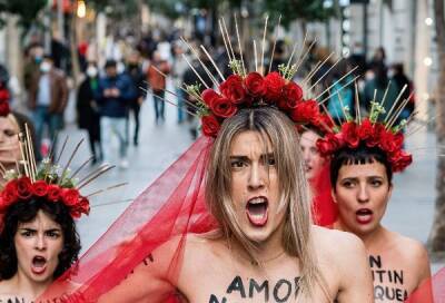В Мадриде противницы Дня всех влюблённых прошли по улицам топлес