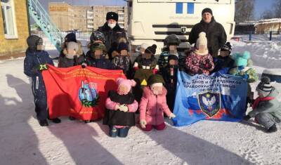 Полицейские в Свердловской области повели детсадовцев на экскурсию в автозак