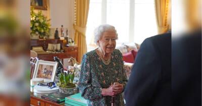 На столику королеви Єлизавети побачили її фото з правнуками, що ніколи раніше не публікувалося