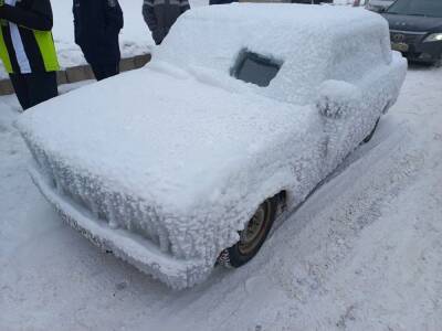 Житель Красноярска ездил на замороженном автомобиле по городу и получил штраф