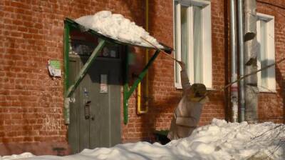 В Пензе пенсионерка вынуждена сбивать лед с козырька подъезда - penzainform.ru - Пенза