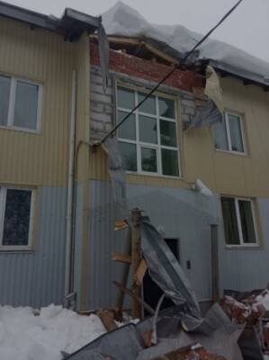 Под Вытегрой сошедшая с крыши снежная глыба серьезно повредила многоквартирный дом