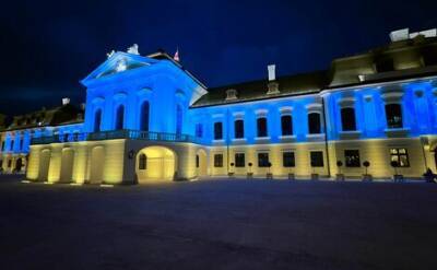 Здание дворца президента Словакии подсветили цветами украинского флага в знак солидарности и поддержки