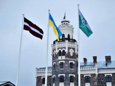 Еще в 26 городах Латвии в знак солидарности с украинцами подняли флаги Украины