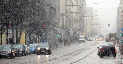 "Желтое" предупреждение: в ближайшие сутки в Латвии ожидается сильный ветер и дождь