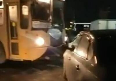 В Рязани водитель легковушки перегородил проезд троллейбусу