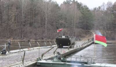 В Беларуси неожиданно появился понтонный мост через реку в 4 км от Украины