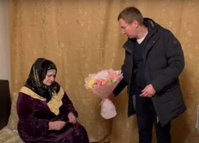 Депутат-единоросс Закускин, напавший на пожилую чеченку, пришел к ней с фруктами и цветами