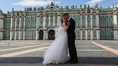 В Петербурге хотят разрешить регистрировать браки во дворцах и парках