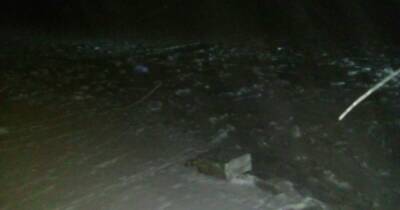 Грузовик с двумя людьми провалился под лед реки в Якутии
