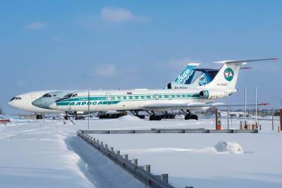 Раритетные самолеты установили на площади перед новосибирским аэропортом Толмачево