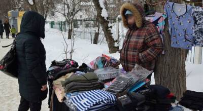 Бабушки продают на улице Чебоксар носки и колготки, а чиновники их вылавливают, чтобы оштрафовать