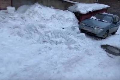 На автомобиль жителей Петрозаводска сошла снежная масса