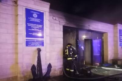 Утром в Астрахани пожарные час боролись с огнем в здании вуза