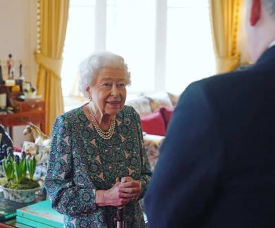 Королева Елизавета II рассказала о проблемах с больными ногами