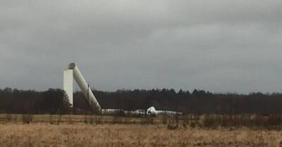 ФОТО: В Эстонии ветряк высотой 60 метров сломался пополам