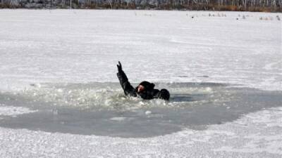 В Смоленске две девочки провалились под лёд на Днепре