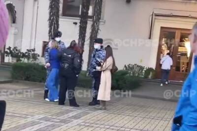 Возле морпорта в Сочи росгвардейцы задержали двух девушек