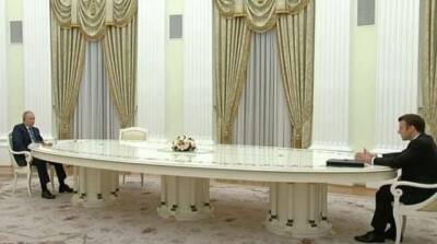 Стала известна стоимость огромного стола, за которым Путин встречался с Макроном