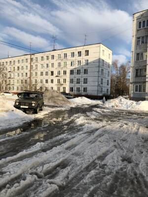 Жителям Приозерска тяжело передвигаться по дворам из-за растаявшего снега