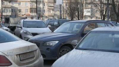 Петербургским автомобилистам хотят временно запретить парковаться во дворах