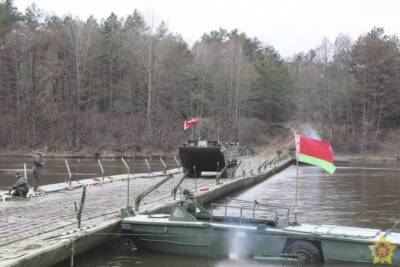 Угроза вторжения России: в Беларуси через реку Припять развернули мост, он в 4 км от Украины