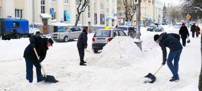 Должников отправили убирать снег в Петрозаводске