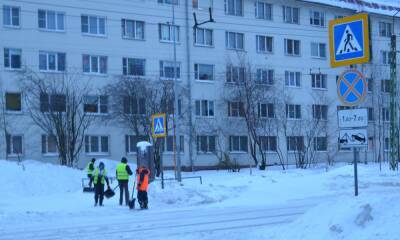 Должники убирают снег в Петрозаводске