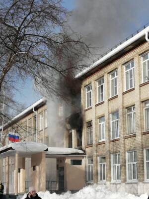 В Ревде из-за пожара в школе эвакуировали детей и учителей