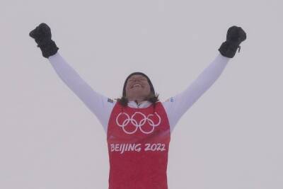 Шведская фристайлистка завоевала золотую медаль ОИ-2022 в ски-кроссе