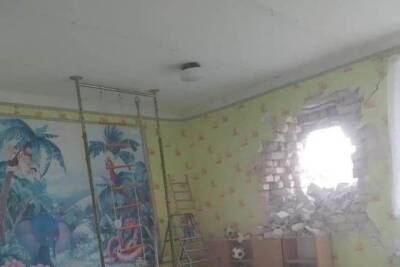 Снаряд пробил стену детского сада в Луганске: ФОТОФАКТ