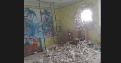 Внутри находились дети: оккупанты обстреляли детский сад в Станице Луганской (фото)