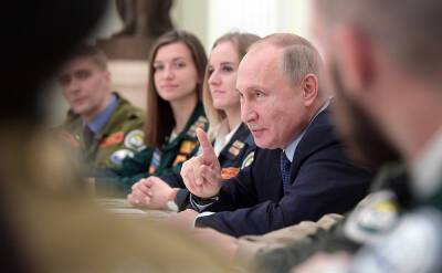 Путин похвалил традицию студенческих отрядов