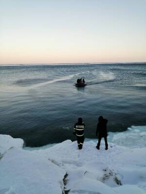 На Сахалине спасли рыболовов с отколовшейся льдины