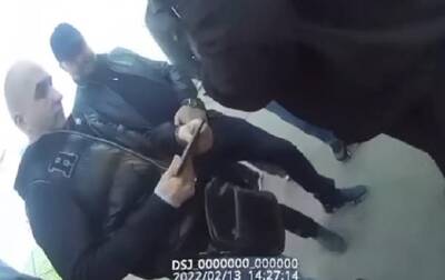 Нападение на журналистов в Днепре: появилось видео с камеры полицейского