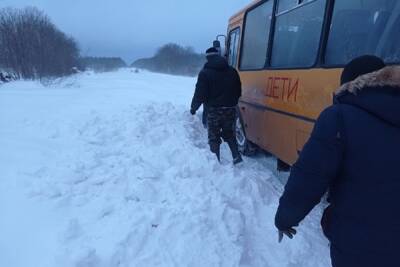В Тверской области школьный автобус застрял в сугробе