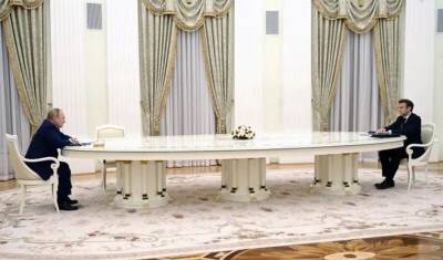 Испанские и итальянские мебельщики спорят, кто сделал стол для резиденции Путина