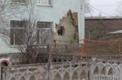 Оккупанты обстреляли детский сад в Станице Луганской: два человека пострадали