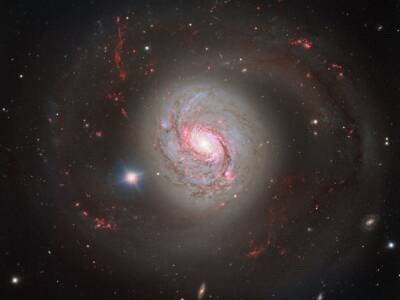 Наблюдения черной дыры в галактике М77 подтверждают созданную 30 лет назад теорию