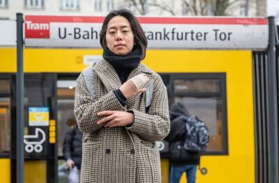 «Инспектор сломал мне палец»: немыслимое нападение на молодую женщину в Берлине