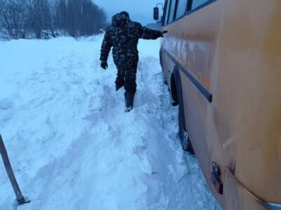 В Тверской области школьный автобус застрял в глубоком снегу