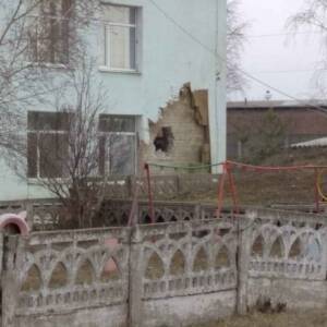 На Донбассе снаряд попал в детский сад. Фото