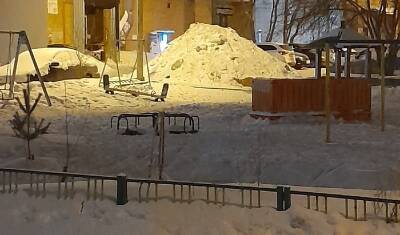 Во дворах Тюмени не вывозят большие кучи снега со 2 февраля