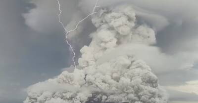 Ярость из недр Земли. Извержение подводного вулкана Тонга вызвало 590 000 ударов молнии (видео) - focus.ua - Украина - Индонезия - Тонга