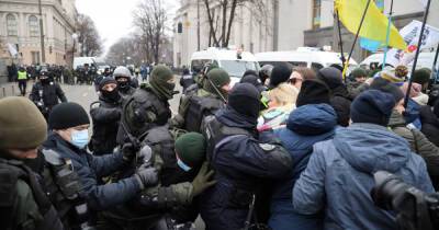 Под Радой произошли столкновения ФОПов с полицией: в правоохранителей бросали яйца (ФОТО, ВИДЕО)