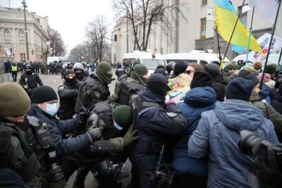 Под Радой схлестнулись протестующие и силовики (ФОТО)