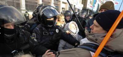 Центр Киева захлестнули протесты. Под Радой идет драка с полицией