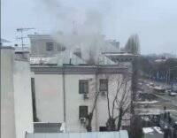 Из посольства России в Киеве валит дым. Видео
