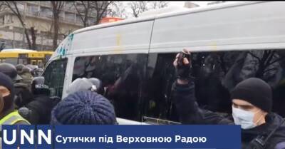 Участники движения SaveФОП забросали полицейскую машину яйцами и облили зеленкой