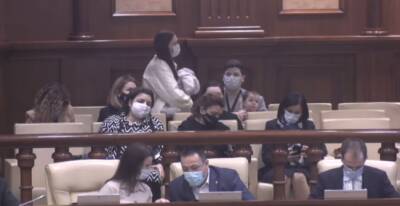 «Совсем крыша поехала!» — в парламент Молдавии депутаты ПДС привели детей